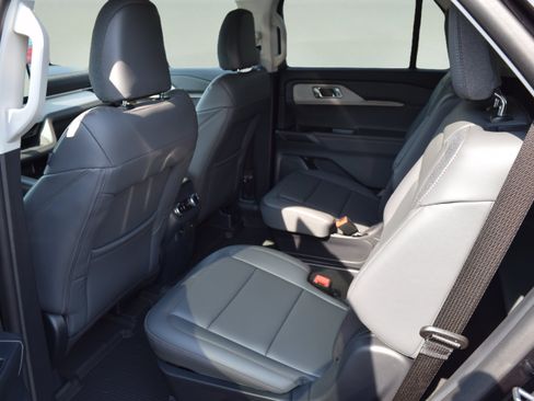 Used 2026 Ford Explorer Active w/ Active Comfort Package AWD/4WD image 8
