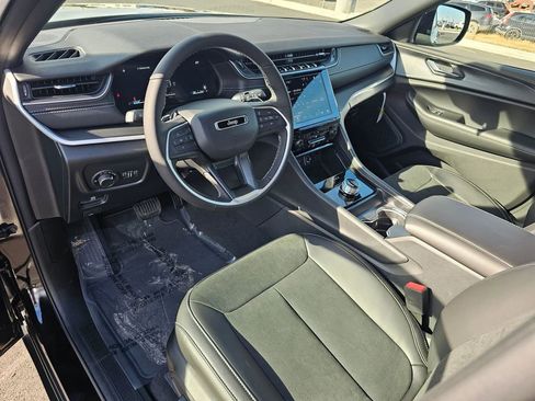 New 2025 Jeep Grand Cherokee Altitude AWD/4WD image 2