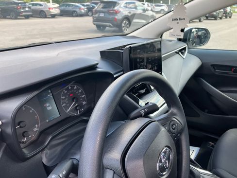 Used 2025 Toyota Corolla LE FWD image 9
