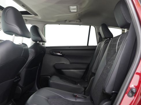 Used 2024 Toyota Highlander XLE image 20