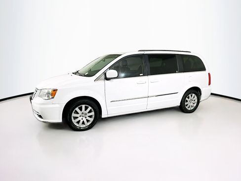 Used 2015 Chrysler Town & Country Touring FWD image 4