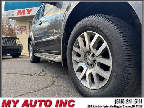 Used 2012 Nissan Pathfinder LE image 9