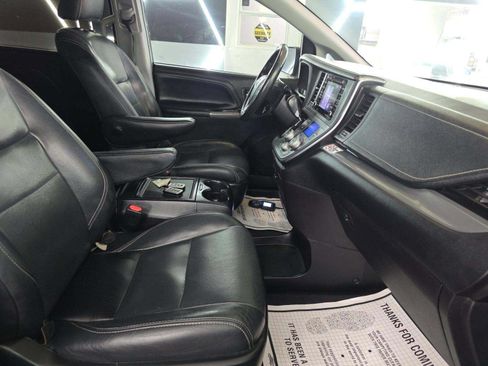 Used 2018 Toyota Sienna SE w/ SE Preferred Package FWD image 14