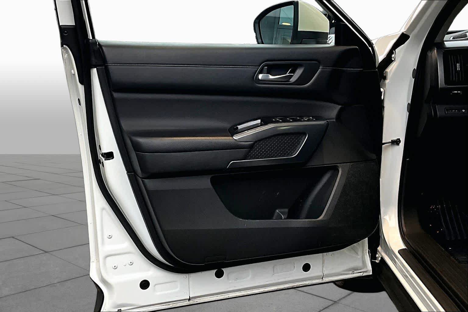 Used 2024 Nissan Pathfinder SL FWD image 21