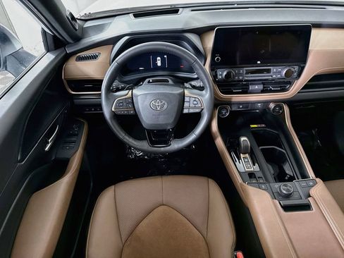 Certified 2025 Toyota Grand Highlander AWD Hybrid image 4