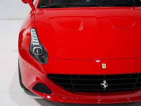 Used 2017 Ferrari California T RWD image 29