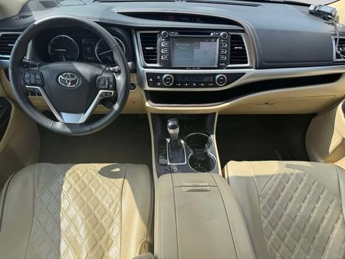 Used 2019 Toyota Highlander XLE AWD/4WD image 18