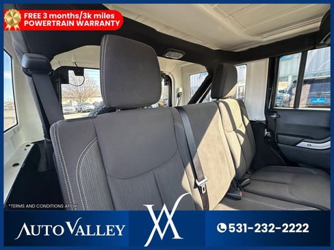 Used 2018 Jeep Wrangler Unlimited Sahara w/ Connectivity Group AWD/4WD image 26