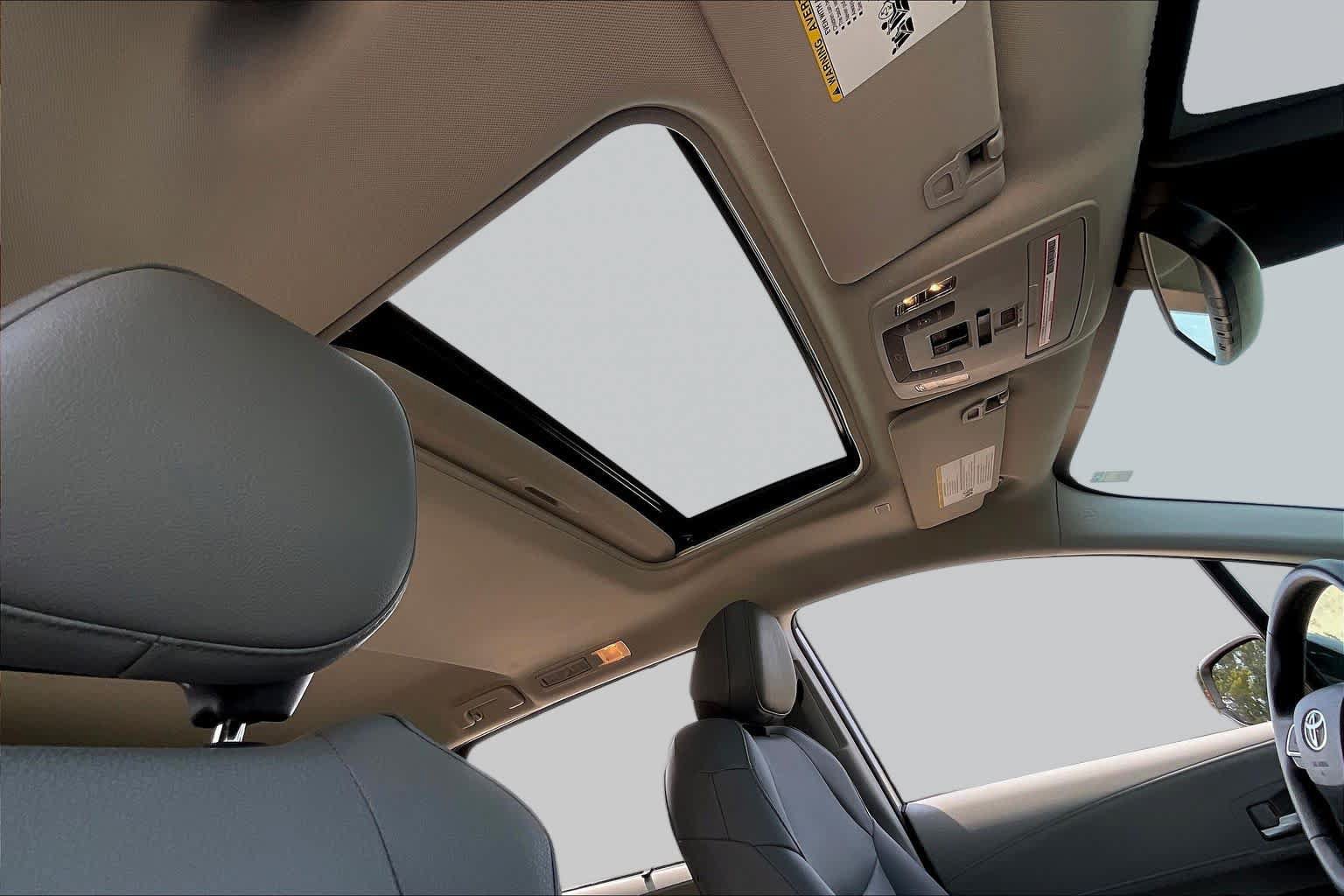 Used 2023 Toyota Sienna XLE FWD image 12