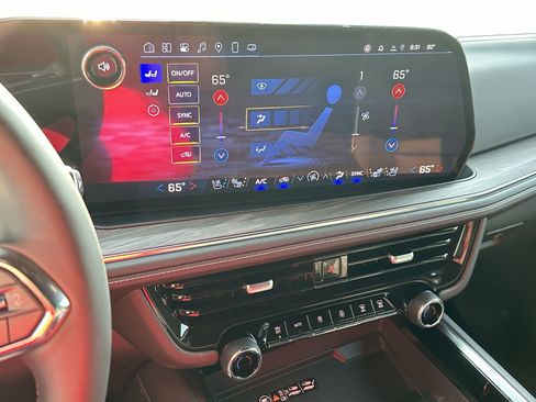 New 2025 Chevrolet Suburban Premier image 19