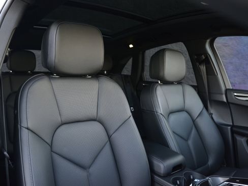 Certified 2026 Porsche Macan image 29