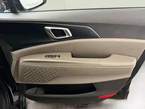 Used 2025 Kia Carnival FWD image 34