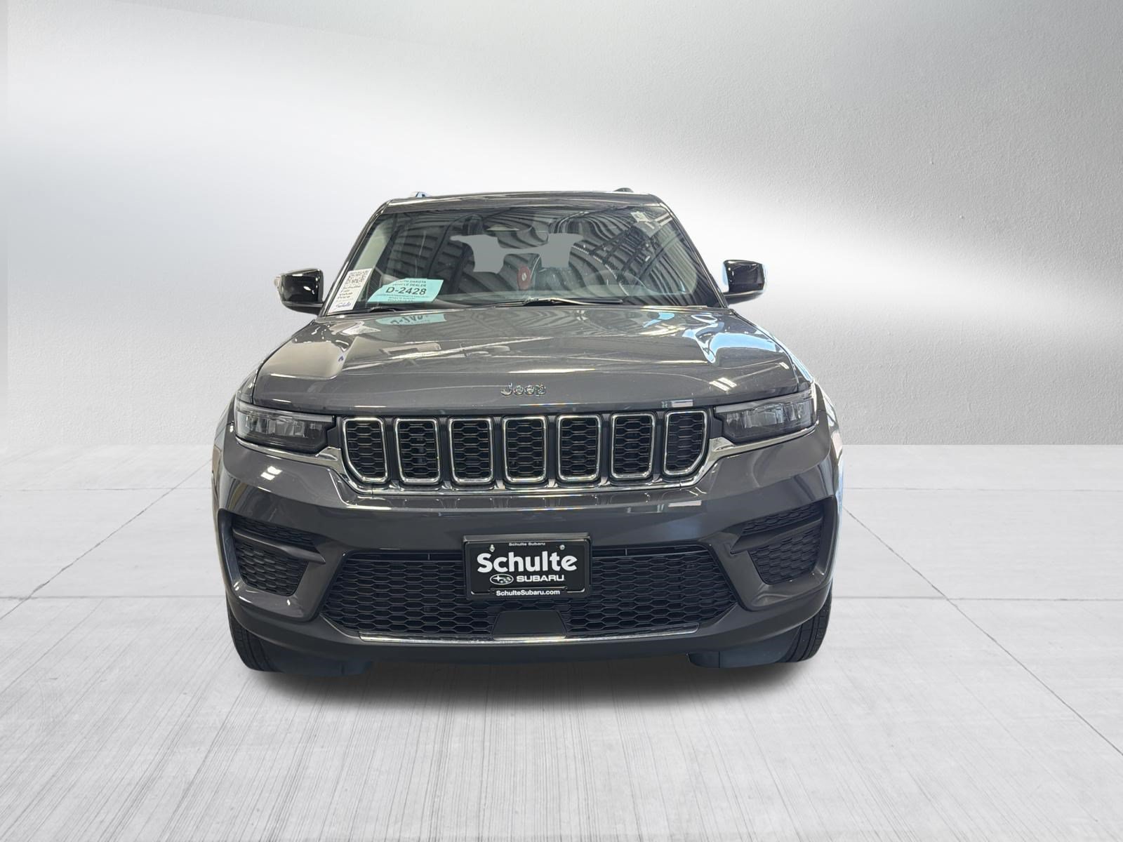Used 2023 Jeep Grand Cherokee Laredo AWD/4WD image 2