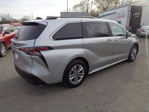 Used 2025 Toyota Sienna XLE w/ XLE Plus Package image 19