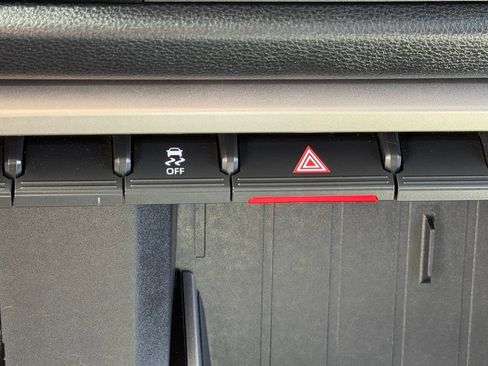 Used 2022 Toyota Tundra SR5 w/ SR5 Convenience Package AWD/4WD image 17