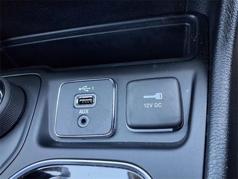 Used 2020 Jeep Cherokee Limited w/ Luxury Group image 10