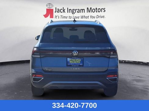 Certified 2025 Volkswagen Taos SE w/ Panoramic Sunroof Package image 4