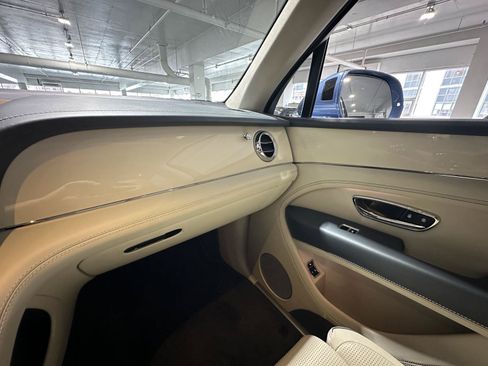 Used 2023 Bentley Bentayga AWD/4WD image 18