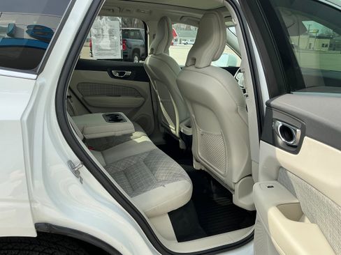 Used 2022 Volvo XC60 B5 Momentum image 14