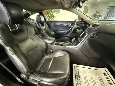 Used 2011 Hyundai Genesis 3.8 image 10