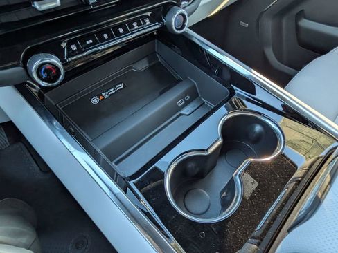 New 2025 Chevrolet Suburban Premier image 22