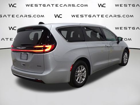 Used 2024 Chrysler Pacifica Touring-L image 46