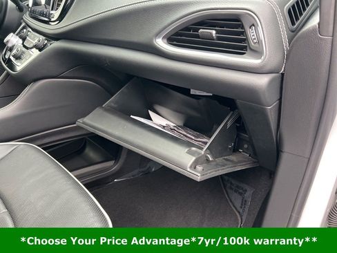 Certified 2025 Chrysler Pacifica Limited image 37