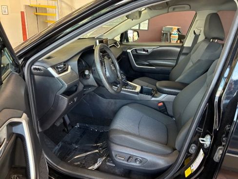 Used 2025 Toyota RAV4 XLE FWD image 10