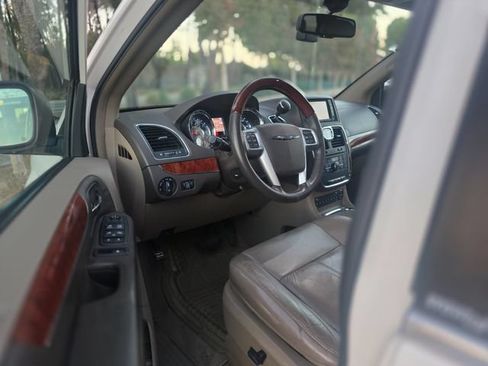 Used 2012 Chrysler Town & Country Limited w/ Luxury Group FWD image 16