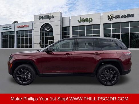 Certified 2025 Jeep Grand Cherokee Limited w/ Trailer Tow Package AWD/4WD image 6
