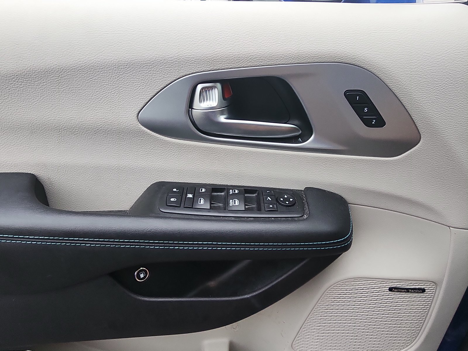 Used 2019 Chrysler Pacifica Limited w/ Advanced Safetytec Group FWD image 15