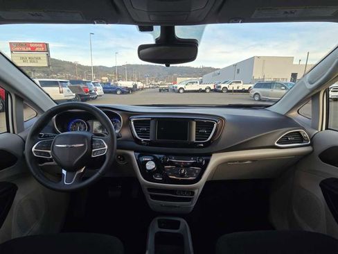 Used 2023 Chrysler Voyager LX image 15