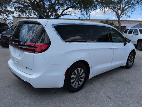 Used 2024 Chrysler Pacifica Select FWD image 5