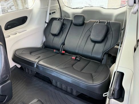 Used 2018 Chrysler Pacifica Limited w/ Tire & Wheel Group image 34