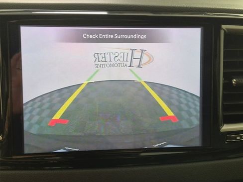 Used 2024 Chrysler Pacifica Touring-L FWD image 21