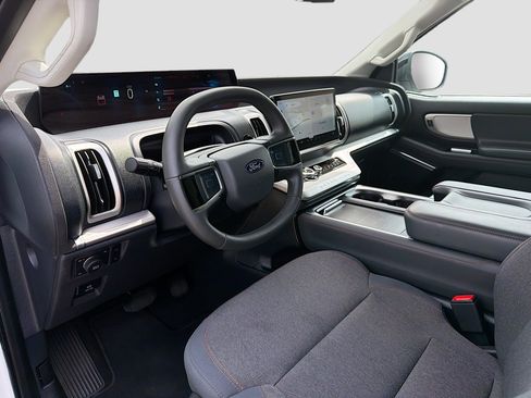 Used 2025 Ford Expedition Active image 28