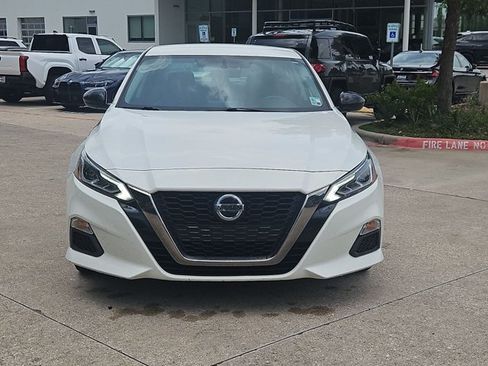 Used 2019 Nissan Altima 2.5 SR FWD image 2