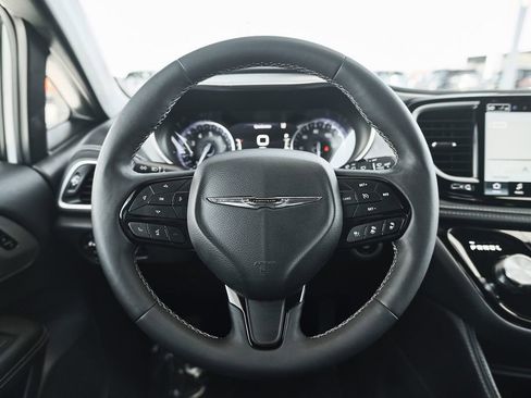 Used 2025 Chrysler Pacifica Limited image 24