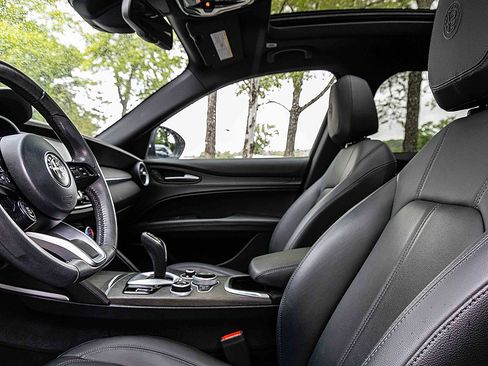 Used 2022 Alfa Romeo Stelvio Ti image 8