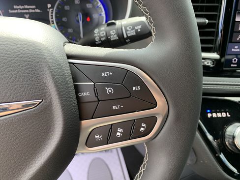 Used 2025 Chrysler Pacifica Select FWD image 25