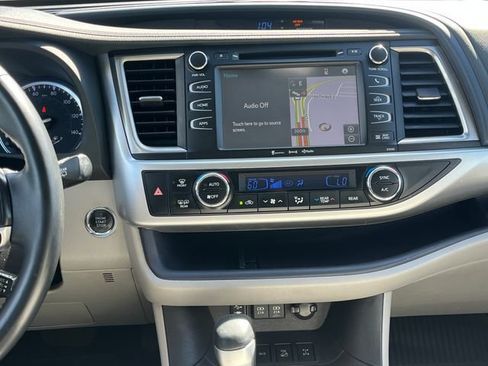 Used 2019 Toyota Highlander XLE AWD/4WD image 24