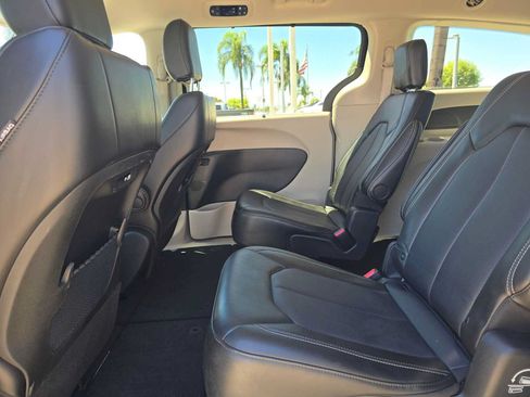 Used 2024 Chrysler Pacifica Touring-L FWD image 17
