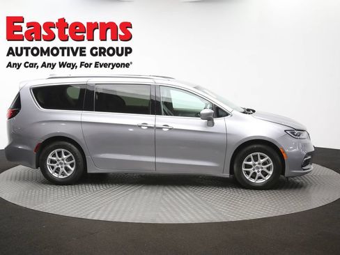 Used 2021 Chrysler Pacifica Touring-L FWD image 48