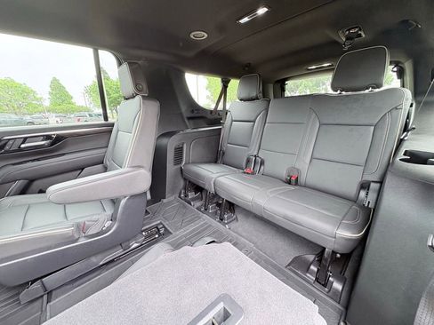 Used 2025 Chevrolet Suburban Premier RWD image 8