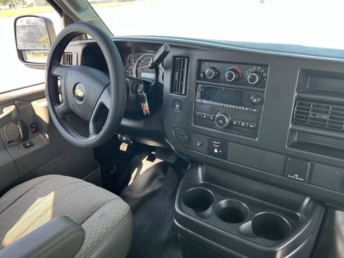 Used 2015 Chevrolet Express 2500 RWD image 9