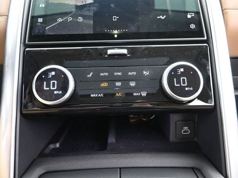 Used 2025 Land Rover Discovery Metropolitan Edition AWD/4WD image 26