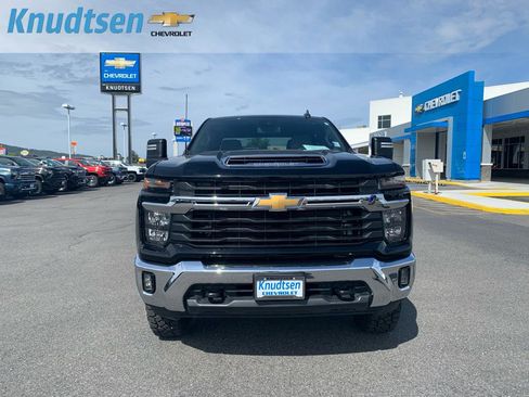Used 2024 Chevrolet Silverado 2500 LT AWD/4WD image 2