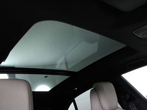 Certified 2025 Porsche Macan Electric image 25