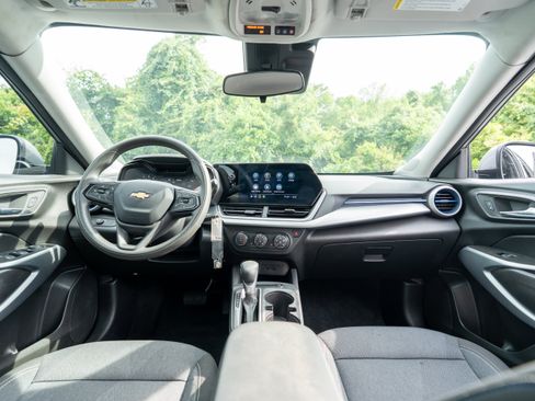 Used 2025 Chevrolet Trax LS w/ LS Convenience Package FWD image 12