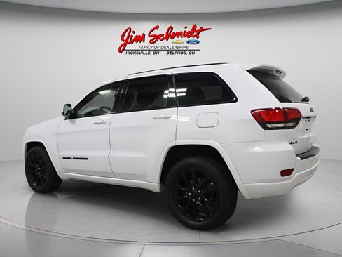 Used 2017 Jeep Grand Cherokee Altitude AWD/4WD image 3